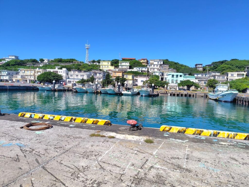 佐良浜漁港|伊良部島らしい港町と青い海