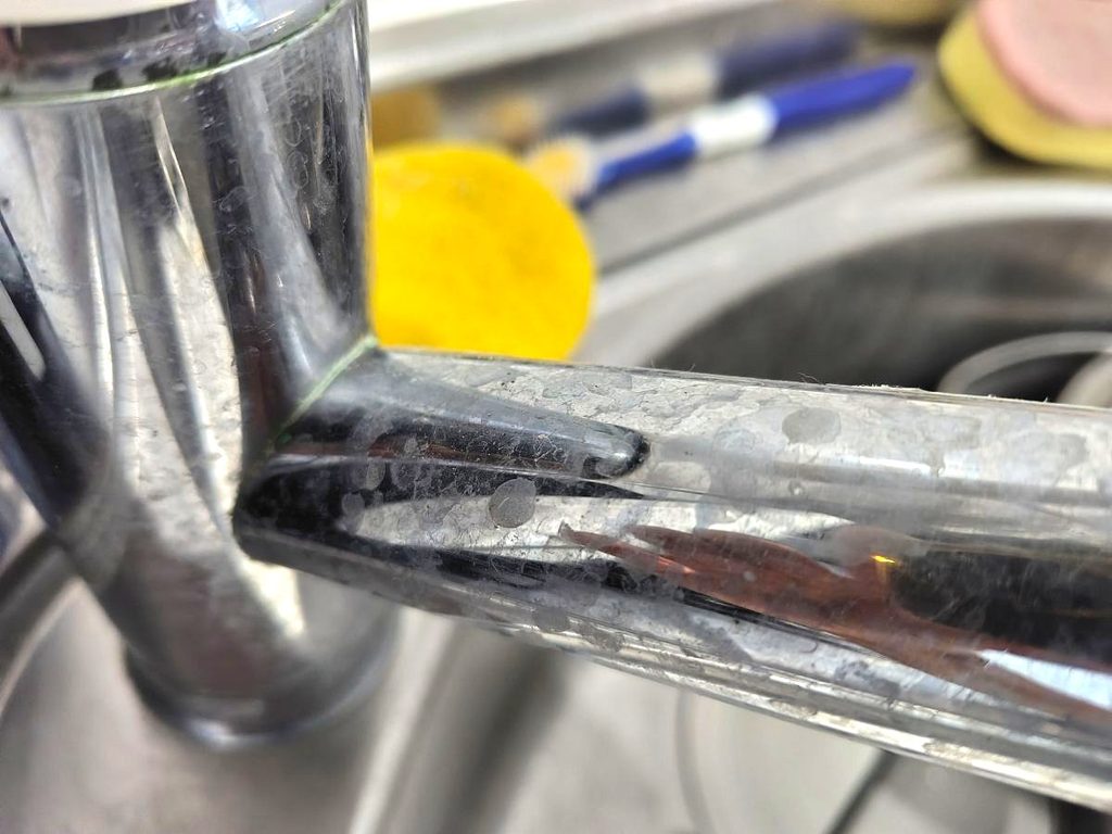 白い水垢が付着した蛇口の実写