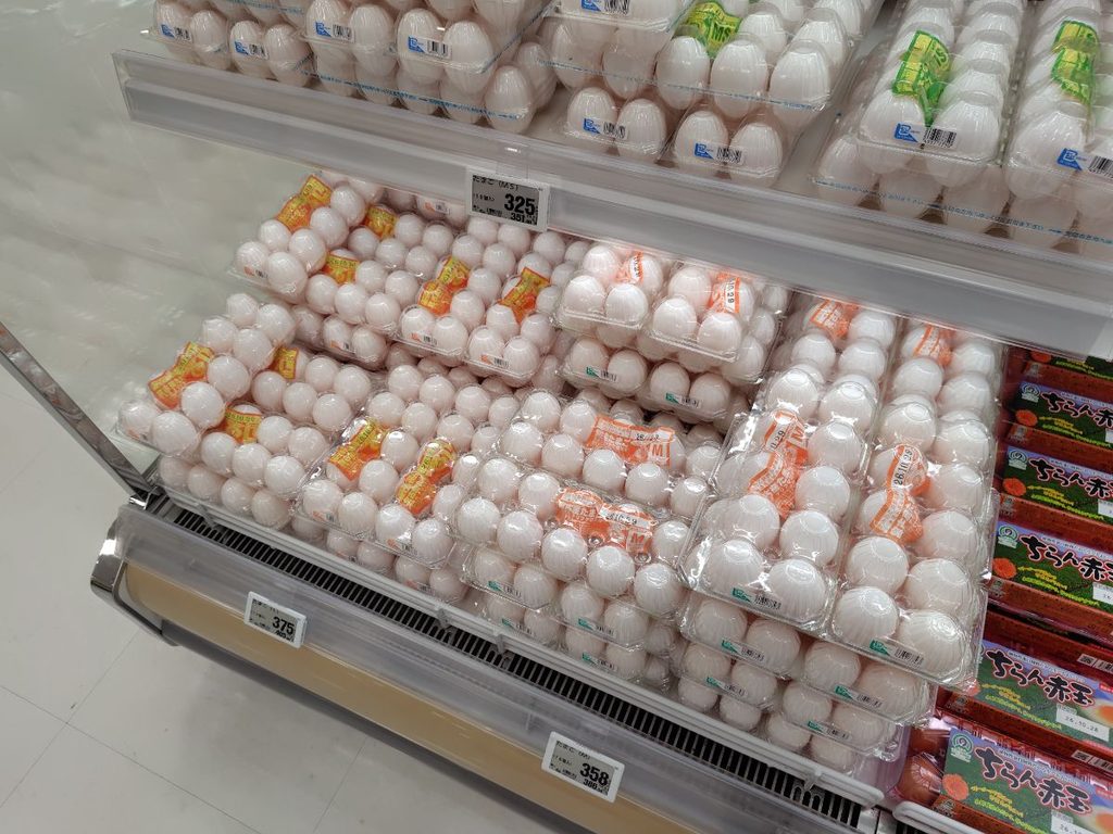 宮古島のスーパーの日常食品と値札を確認している売り場の写真